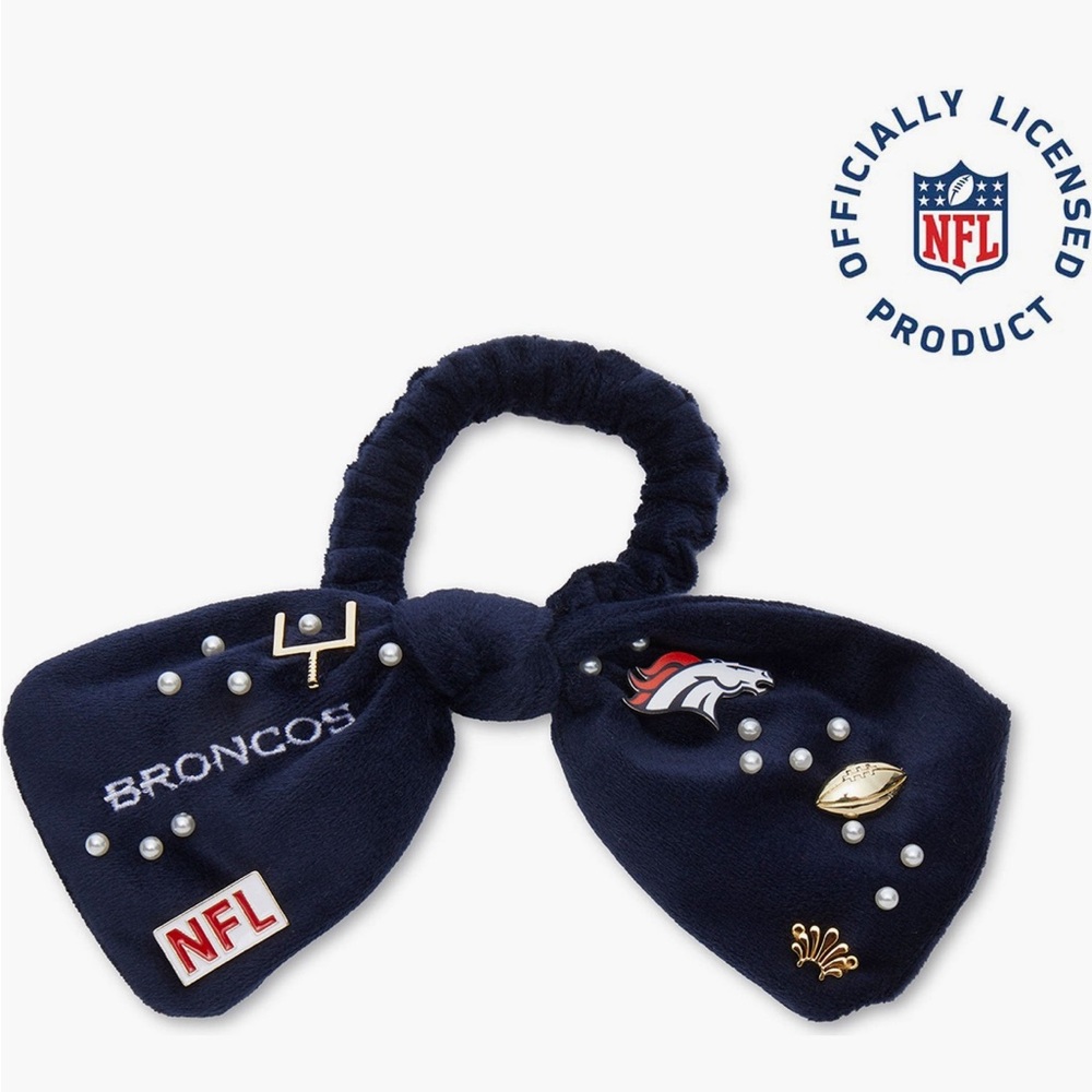 DENVER BRONCOS LELE SADOUGHI X
NFL NAVY BOW SCRUNCHIE